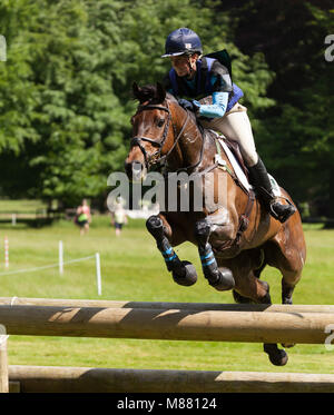 HOUGHTON, in Norfolk/ENGLAND - 27. Mai 2017: Houghton International Horse Trials 2017 Jodie Amos reiten Springpower. Einschließlich Cross Country, Eventing, Stockfoto