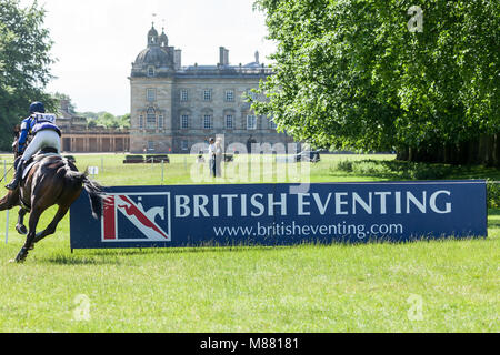 HOUGHTON, in Norfolk/ENGLAND - 27. Mai 2017: Houghton International Horse Trials 2017 Zoe Wilkinson reiten Craignure. Einschließlich Cross Country, Eventing, Stockfoto