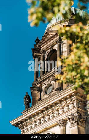 Fassade aus dem Berliner Dom, Berliner Dom im Frühjahr Stockfoto