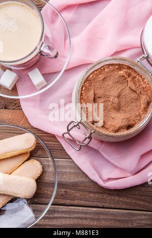Tiramisu, Kaffee, savoiardi auf rosa Gewebe Stockfoto