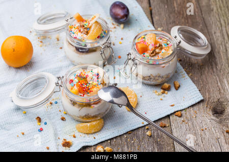 Gesundes Frühstück Übernachtung Hafer mit frischem Obst im Glas Stockfoto