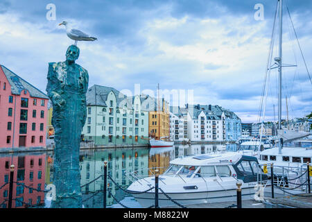 Statue von Harald Grytten - Die Stadt Wanderer - Mit einer Möwe sitzend auf seinem Kopf Stockfoto