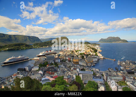 Blick auf das Stadtzentrum von Ålesund von der Spitze des Hügels "Aksla' Stockfoto