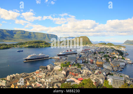 Blick auf das Stadtzentrum von Ålesund von der Spitze des Hügels "Aksla' Stockfoto