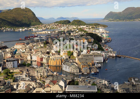 Blick auf das Stadtzentrum von Ålesund von der Spitze des Hügels "Aksla' Stockfoto