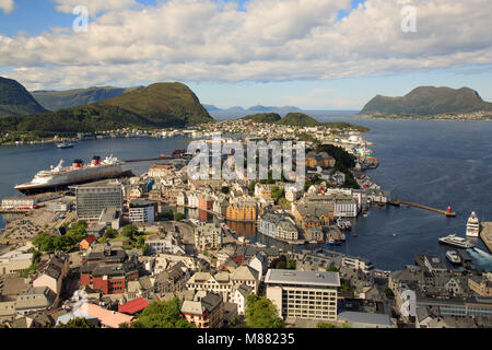 Blick auf das Stadtzentrum von Ålesund von der Spitze des Hügels "Aksla' Stockfoto