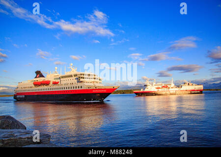 Zwei Hurtigruten Fähren jeder sonstigen Weitergabe der Fjord außerhalb Molde, Norwegen Stockfoto