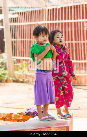 Zwei Kindermädchen im Dorf Indein singen im Februar vor den Besuchern des Shwe Indein Pagoda Komplexes, Inle Lake, Shan State, Myanmar (Burma), Asien Stockfoto