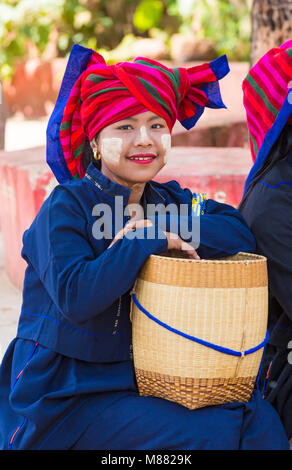 Junge Pa O Dame mit buntem Kopftuch mit Korb in Shwe Indein Pagode Complex, Shan State, Inle Lake, Myanmar (Burma), Asien im Februar Stockfoto