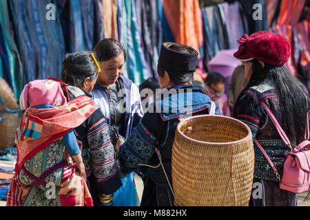 SA PA - Dezember 10, 2016: Street Scene mit der Hmong und Dao Menschen kommen und durch den Verkauf von Waren am Sonntag Markt am Dezember 10, 2016 in Sa Pa, Vietnam Stockfoto