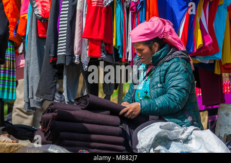 SA PA - Dezember 10, 2016: Street Scene mit der Hmong und Dao Menschen kommen und durch den Verkauf von Waren am Sonntag Markt am Dezember 10, 2016 in Sa Pa, Vietnam Stockfoto