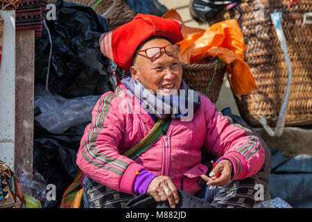 SA PA - Dezember 10, 2016: Street Scene mit der Hmong und Dao Menschen kommen und durch den Verkauf von Waren am Sonntag Markt am Dezember 10, 2016 in Sa Pa, Vietnam Stockfoto