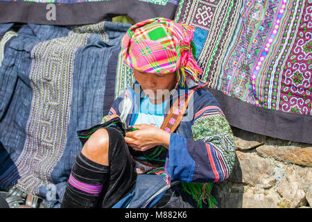 SA PA - Dezember 10, 2016: Street Scene mit der Hmong und Dao Menschen kommen und durch den Verkauf von Waren am Sonntag Markt am Dezember 10, 2016 in Sa Pa, Vietnam Stockfoto