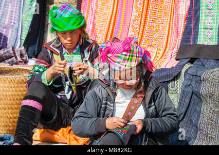 SA PA - Dezember 10, 2016: Street Scene mit der Hmong und Dao Menschen kommen und durch den Verkauf von Waren am Sonntag Markt am Dezember 10, 2016 in Sa Pa, Vietnam Stockfoto