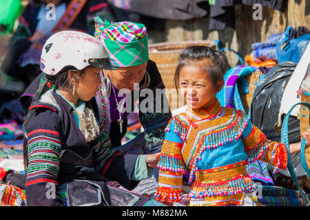 SA PA - Dezember 10, 2016: Street Scene mit der Hmong und Dao Menschen kommen und durch den Verkauf von Waren am Sonntag Markt am Dezember 10, 2016 in Sa Pa, Vietnam Stockfoto