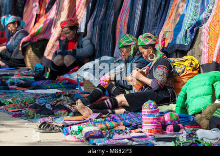 SA PA - Dezember 10, 2016: Street Scene mit der Hmong und Dao Menschen kommen und durch den Verkauf von Waren am Sonntag Markt am Dezember 10, 2016 in Sa Pa, Vietnam Stockfoto