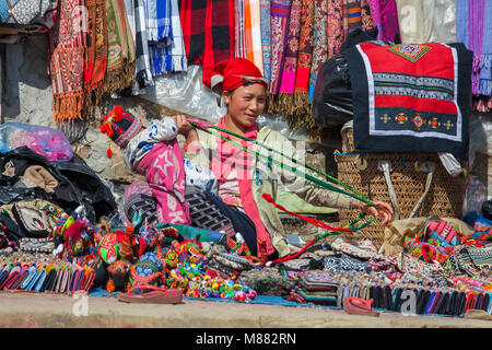 SA PA - Dezember 10, 2016: Street Scene mit der Hmong und Dao Menschen kommen und durch den Verkauf von Waren am Sonntag Markt am Dezember 10, 2016 in Sa Pa, Vietnam Stockfoto