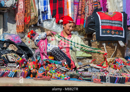 SA PA - Dezember 10, 2016: Street Scene mit der Hmong und Dao Menschen kommen und durch den Verkauf von Waren am Sonntag Markt am Dezember 10, 2016 in Sa Pa, Vietnam Stockfoto