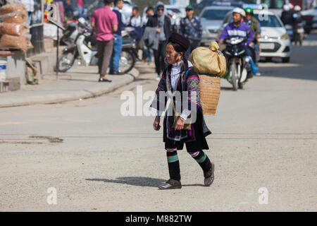 SA PA - Dezember 10, 2016: Street Scene mit der Hmong und Dao Menschen kommen und durch den Verkauf von Waren am Sonntag Markt am Dezember 10, 2016 in Sa Pa, Vietnam Stockfoto