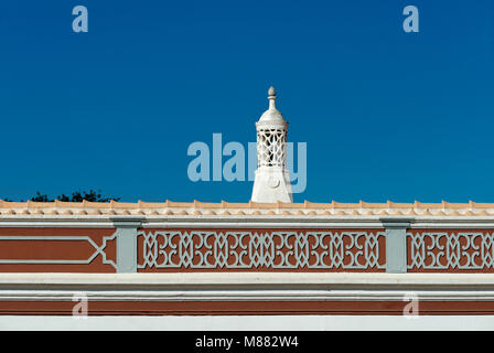 Zierpflanzen maurischer Dekoration und Schornstein in der Nähe von Albufeira, Algarve, Portugal Stockfoto