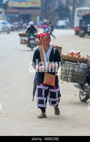 SA PA - Dezember 10, 2016: Street Scene mit der Hmong und Dao Menschen kommen und durch den Verkauf von Waren am Sonntag Markt am Dezember 10, 2016 in Sa Pa, Vietnam Stockfoto