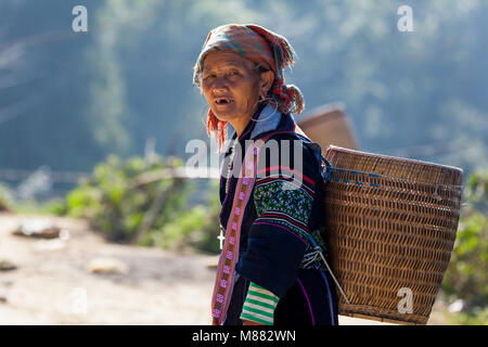 SA PA - Dezember 10, 2016: Street Scene mit der Hmong und Dao Menschen kommen und durch den Verkauf von Waren am Sonntag Markt am Dezember 10, 2016 in Sa Pa, Vietnam Stockfoto