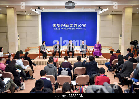 (180315) - Peking, 15. März 2018 (Xinhua) - Zhao Huijie (1. R), Xiang Changjiang (2. R), Li Jun (C) und Cao Qinghua (2 l), Abgeordneten des Nationalen Volkskongresses, nehmen an einer Pressekonferenz ihre Erfahrungen auf die Linderung der Armut in Peking, Hauptstadt von China, 15. März 2018. (Xinhua / Li Xin) Stockfoto