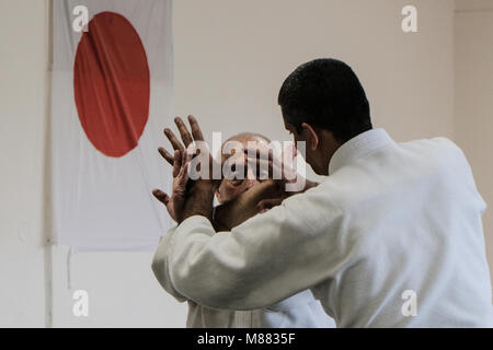 Jerusalem, Israel. 15. März, 2018. Sensei Shihan EYTAN BEN MEIR (L), 6.Dan, Gründer des Aikido Dojo in Israel 1982, und Sensei ITZIK ASLAN (R), 4.Dan, zeigen Techniken an Schüler, die sich für eine Aikido Klasse in Jerusalem. Aikido ist eine japanische Kampfkunst strebende Konflikte und Selbstverteidigung ohne Schädigung der Angreifer zu lösen, entwickelt von Morihei Ueshiba es eine eindeutige und einzigartige Kampfkunst in 1942 wurde. Credit: Nir Alon/Alamy leben Nachrichten Stockfoto