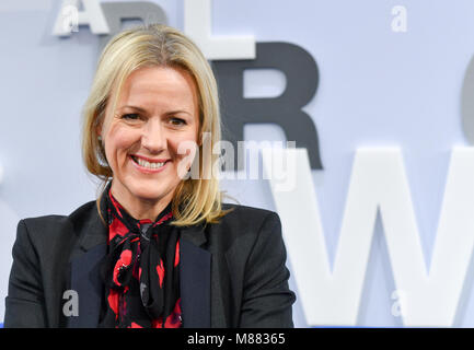 15 März 2018, Deutschland, Leipzig: britischen Bestseller-Autorin Jojo Moyes auf dem Blauen Sofa auf der Leipziger Buchmesse. Leipziger Buchmesse läuft vom 15. bis 18. März. Foto: Jens Kalaene/dpa-Zentralbild/dpa Stockfoto