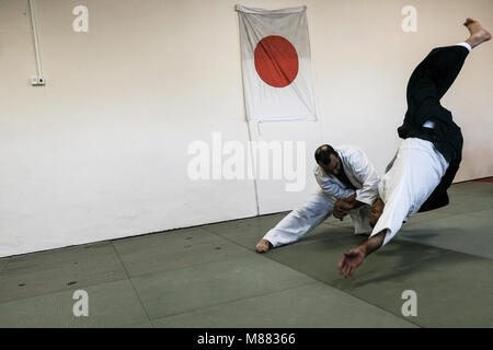 Jerusalem, Israel. 15. März, 2018. Sensei ITZIK ASLAN (schwarze Böden), 4.Dan, führt eine Aikido Klasse in seinem Dojo in Jerusalem. Aikido ist eine japanische Kampfkunst strebende Konflikte und Selbstverteidigung ohne Schädigung der Angreifer zu lösen, entwickelt von Morihei Ueshiba es eine eindeutige und einzigartige Kampfkunst in 1942 wurde. Credit: Nir Alon/Alamy leben Nachrichten Stockfoto