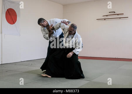 Jerusalem, Israel. 15. März, 2018. Sensei DANIEL HERMAN (Brille), 5.Dan, und Sensei ITZIK ASLAN, 4.Dan, zeigen Techniken an Schüler, die sich für eine Aikido Klasse in Jerusalem. Aikido ist eine japanische Kampfkunst strebende Konflikte und Selbstverteidigung ohne Schädigung der Angreifer zu lösen, entwickelt von Morihei Ueshiba es eine eindeutige und einzigartige Kampfkunst in 1942 wurde. Credit: Nir Alon/Alamy leben Nachrichten Stockfoto