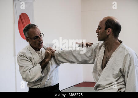 Jerusalem, Israel. 15. März, 2018. Sensei DANIEL HERMAN, 5.Dan, führt eine Aikido Klasse in seinem Dojo in Jerusalem. Aikido ist eine japanische Kampfkunst strebende Konflikte und Selbstverteidigung ohne Schädigung der Angreifer zu lösen, entwickelt von Morihei Ueshiba es eine eindeutige und einzigartige Kampfkunst in 1942 wurde. Credit: Nir Alon/Alamy leben Nachrichten Stockfoto