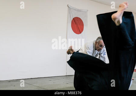 Jerusalem, Israel. 15. März, 2018. Sensei DANIEL HERMAN (Brille), 5.Dan, und Sensei ITZIK ASLAN, 4.Dan, zeigen Techniken an Schüler, die sich für eine Aikido Klasse in Jerusalem. Aikido ist eine japanische Kampfkunst strebende Konflikte und Selbstverteidigung ohne Schädigung der Angreifer zu lösen, entwickelt von Morihei Ueshiba es eine eindeutige und einzigartige Kampfkunst in 1942 wurde. Credit: Nir Alon/Alamy leben Nachrichten Stockfoto