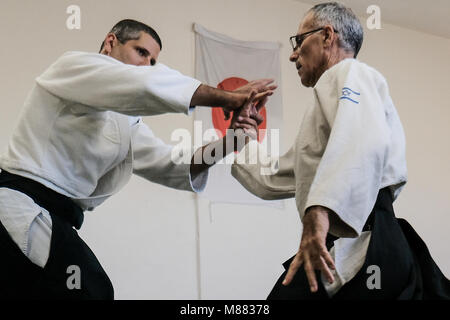 Jerusalem, Israel. 15. März, 2018. Sensei DANIEL HERMAN (Brille), 5.Dan, und Sensei ITZIK ASLAN, 4.Dan, zeigen Techniken an Schüler, die sich für eine Aikido Klasse in Jerusalem. Aikido ist eine japanische Kampfkunst strebende Konflikte und Selbstverteidigung ohne Schädigung der Angreifer zu lösen, entwickelt von Morihei Ueshiba es eine eindeutige und einzigartige Kampfkunst in 1942 wurde. Credit: Nir Alon/Alamy leben Nachrichten Stockfoto