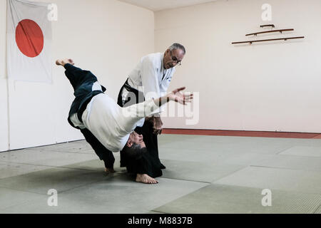 Jerusalem, Israel. 15. März, 2018. Sensei DANIEL HERMAN (Brille), 5.Dan, und Sensei ITZIK ASLAN, 4.Dan, zeigen Techniken an Schüler, die sich für eine Aikido Klasse in Jerusalem. Aikido ist eine japanische Kampfkunst strebende Konflikte und Selbstverteidigung ohne Schädigung der Angreifer zu lösen, entwickelt von Morihei Ueshiba es eine eindeutige und einzigartige Kampfkunst in 1942 wurde. Credit: Nir Alon/Alamy leben Nachrichten Stockfoto