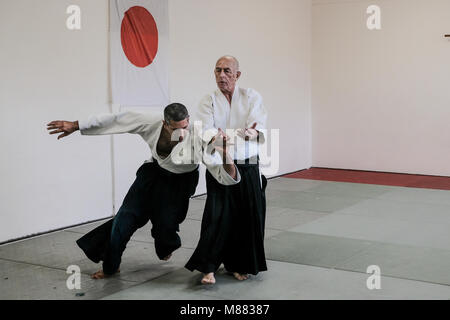 Jerusalem, Israel. 15. März, 2018. Sensei Shihan EYTAN BEN MEIR (R), 6.Dan, Gründer des Aikido Dojo in Israel 1982, und Sensei ITZIK ASLAN (L), 4.Dan, zeigen Techniken an Schüler, die sich für eine Aikido Klasse in Jerusalem. Aikido ist eine japanische Kampfkunst strebende Konflikte und Selbstverteidigung ohne Schädigung der Angreifer zu lösen, entwickelt von Morihei Ueshiba es eine eindeutige und einzigartige Kampfkunst in 1942 wurde. Credit: Nir Alon/Alamy leben Nachrichten Stockfoto