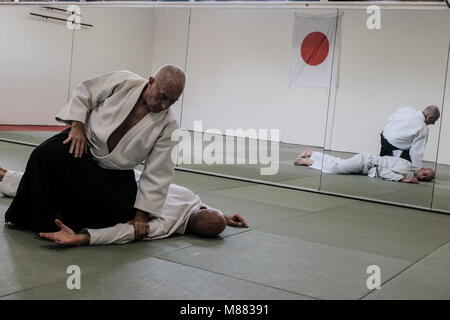 Jerusalem, Israel. 15. März, 2018. Sensei Shihan EYTAN BEN MEIR (L), 6.Dan, Gründer des Aikido Dojo in Israel 1982, und Sensei ITZIK ASLAN (R), 4.Dan, zeigen Techniken an Schüler, die sich für eine Aikido Klasse in Jerusalem. Aikido ist eine japanische Kampfkunst strebende Konflikte und Selbstverteidigung ohne Schädigung der Angreifer zu lösen, entwickelt von Morihei Ueshiba es eine eindeutige und einzigartige Kampfkunst in 1942 wurde. Credit: Nir Alon/Alamy leben Nachrichten Stockfoto