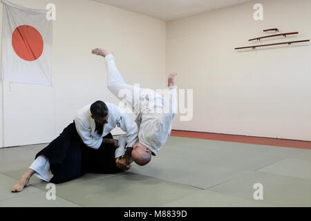 Jerusalem, Israel. 15. März, 2018. Sensei ITZIK ASLAN (schwarze Böden), 4.Dan, führt eine Aikido Klasse in seinem Dojo in Jerusalem. Aikido ist eine japanische Kampfkunst strebende Konflikte und Selbstverteidigung ohne Schädigung der Angreifer zu lösen, entwickelt von Morihei Ueshiba es eine eindeutige und einzigartige Kampfkunst in 1942 wurde. Credit: Nir Alon/Alamy leben Nachrichten Stockfoto