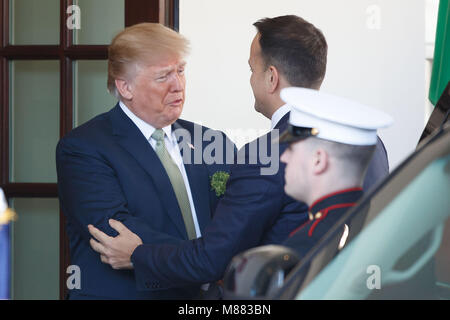 Washington, DC, USA. 15 Mär, 2018. Us-Präsident Donald Trump (L) begrüßt irische Premierminister Leo Varadkar im Weißen Haus in Washington, DC, USA, am 15. März 2018. Credit: Ting Shen/Xinhua/Alamy leben Nachrichten Stockfoto