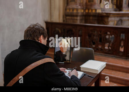 Mainz, Deutschland. 15. März 2018. Ein Mann Zeichen der Anteilnahme für Kardinal Karl Lehmann. Der Körper von Kardinal Karl Lehmann liegt in der Ruhe in der Kirche St. Augustin in Mainz, so die Menschen Datei an ihm vorbei und Ihre letzten Respekt zu zahlen. Kardinal Karl Lehmann war der Bischof der Römisch-katholischen Diözese Mainz für 33 Jahre bis zu seiner Pensionierung im Jahr 2016. y für 21 Jahre, bis er von dieser Position im Jahr 2008 intensiviert. Quelle: Michael Debets/Alamy leben Nachrichten Stockfoto