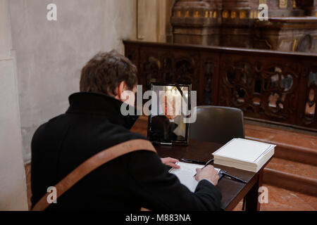 Mainz, Deutschland. 15. März 2018. Ein Mann Zeichen der Anteilnahme für Kardinal Karl Lehmann. Der Körper von Kardinal Karl Lehmann liegt in der Ruhe in der Kirche St. Augustin in Mainz, so die Menschen Datei an ihm vorbei und Ihre letzten Respekt zu zahlen. Kardinal Karl Lehmann war der Bischof der Römisch-katholischen Diözese Mainz für 33 Jahre bis zu seiner Pensionierung im Jahr 2016. y für 21 Jahre, bis er von dieser Position im Jahr 2008 intensiviert. Quelle: Michael Debets/Alamy leben Nachrichten Stockfoto