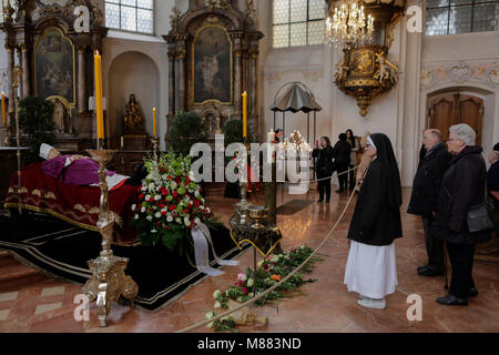 Mainz, Deutschland. 15. März 2018. Eine Nonne, die Dateien über den Körper von Kardinal Karl Lehmann ihre letzte Ehre zu erweisen, ihn zu bezahlen. Der Körper von Kardinal Karl Lehmann liegt in der Ruhe in der Kirche St. Augustin in Mainz, so die Menschen Datei an ihm vorbei und Ihre letzten Respekt zu zahlen. Kardinal Karl Lehmann war der Bischof der Römisch-katholischen Diözese Mainz für 33 Jahre bis zu seiner Pensionierung im Jahr 2016. y für 21 Jahre, bis er von dieser Position im Jahr 2008 intensiviert. Quelle: Michael Debets/Alamy leben Nachrichten Stockfoto