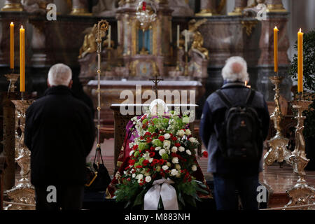 Mainz, Deutschland. 15. März 2018. Der Körper Kardinal Karl Lehmann liegt vor dem Altar auf einem Katafalk, tragen seiner Päpstlichen Gewänder, die aus einem violett Kasel, seine Mitra, Brustkreuz und seine kirchlichen Ring. Seine crosier steht neben ihm. Der Körper von Kardinal Karl Lehmann liegt in der Ruhe in der Kirche St. Augustin in Mainz, so die Menschen Datei an ihm vorbei und Ihre letzten Respekt zu zahlen. Kardinal Karl Lehmann war der Bischof der Römisch-katholischen Diözese Mainz für 33 Jahre bis zu seiner Pensionierung im Jahr 2016. Quelle: Michael Debets/Alamy leben Nachrichten Stockfoto