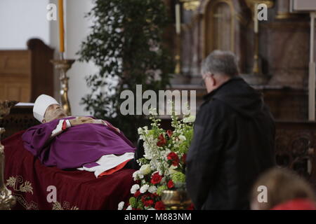 Mainz, Deutschland. 15. März 2018. Die Menschen an den Körper von Karl Kardinal Lehmann die letzte Ehre, ihn zu bezahlen. Der Körper von Kardinal Karl Lehmann liegt in der Ruhe in der Kirche St. Augustin in Mainz, so die Menschen Datei an ihm vorbei und Ihre letzten Respekt zu zahlen. Kardinal Karl Lehmann war der Bischof der Römisch-katholischen Diözese Mainz für 33 Jahre bis zu seiner Pensionierung im Jahr 2016. y für 21 Jahre, bis er von dieser Position im Jahr 2008 intensiviert. Quelle: Michael Debets/Alamy leben Nachrichten Stockfoto