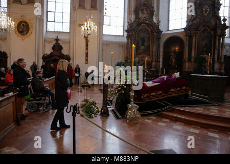 Mainz, Deutschland. 15. März 2018. Die Menschen an den Körper von Karl Kardinal Lehmann die letzte Ehre, ihn zu bezahlen. Der Körper von Kardinal Karl Lehmann liegt in der Ruhe in der Kirche St. Augustin in Mainz, so die Menschen Datei an ihm vorbei und Ihre letzten Respekt zu zahlen. Kardinal Karl Lehmann war der Bischof der Römisch-katholischen Diözese Mainz für 33 Jahre bis zu seiner Pensionierung im Jahr 2016. y für 21 Jahre, bis er von dieser Position im Jahr 2008 intensiviert. Quelle: Michael Debets/Alamy leben Nachrichten Stockfoto