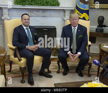 Washington, District of Columbia, USA. 15 Mär, 2018. Präsidenten der Vereinigten Staaten Donald J. Trumpf trifft sich mit Premierminister LEO VARADKAR von Irland im Weißen Haus in Washington, DC. Quelle: Chris Kleponis/CNP/ZUMA Draht/Alamy leben Nachrichten Stockfoto