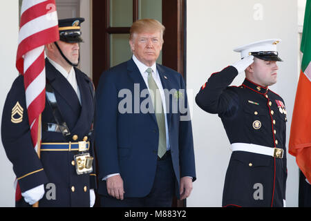 Washington, DC, USA. 15 Mär, 2018. Us-Präsident Donald Trump (C) wartet auf die Ankunft der irische Premierminister Leo Varadkar im Weißen Haus in Washington, DC, USA, am 15. März 2018. Credit: Ting Shen/Xinhua/Alamy leben Nachrichten Stockfoto