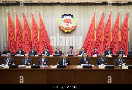 (180315) - Peking, 15. März 2018 (Xinhua) - Wang Yang (C), (vorne), Vorsitzender des Nationalen Ausschusses der Chinese People's Political Consultative Conference (Cppcc), nimmt an der ersten Sitzung des Ständigen Ausschusses des 13 CPPCC National Committee in Peking, der Hauptstadt von China, 15. März 2018. (Xinhua/Li Tao) Stockfoto