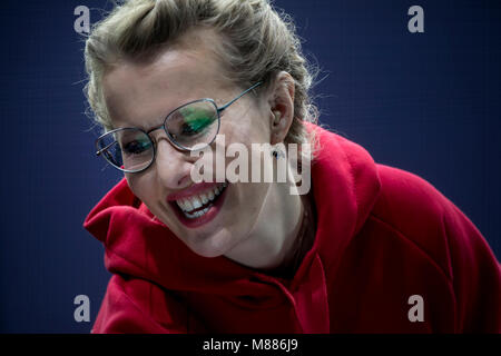 Moskau, Russland. 15. März, 2018. Russische TV-Journalistin und Präsidentschaftskandidat Ksenia Sobchak bei einem Treffen mit ihren Anhängern in Moskau, Russland Credit: Nikolay Winokurow/Alamy leben Nachrichten Stockfoto