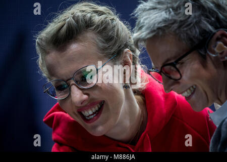 Moskau, Russland. 15. März, 2018. Russische TV-Journalistin und Präsidentschaftskandidat Ksenia Sobchak (L) und berühmten Sängerin Svetlana Surganova (R) während einer politischen Treffen mit Anhängern von Ksenia Sobchak in Moskau, Russland Credit: Nikolay Winokurow/Alamy leben Nachrichten Stockfoto